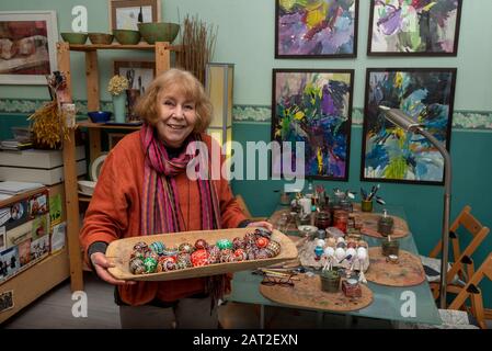 28 gennaio 2020, Brandeburgo, Lübbenau: Bärbel Lange tiene in mano una ciotola di legno con uova di Pasqua sorbiane. Decora le uova di pollo bianco tutto l'anno usando la tecnica batik di cera o la tecnica di bossier. I Sorbs in Lausitz sono famosi per la decorazione artistica delle uova di Pasqua. Foto: Stephan Schulz/dpa-Zentralbild/ZB Foto Stock