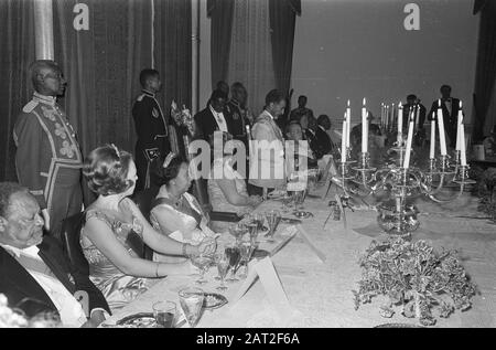 Cena di gala in Imperial Palace panoramica tavolo da pranzo, a sinistra Principessa Beatrix Data: 24 Gennaio 1969 Parole Chiave: Gala diners Nome utente: Beatrix, Princess Foto Stock