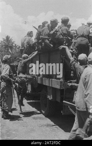 Garoet. Pattrolli di purificazione. Garut Cinese. La pattuglia di purificazione sorge un camion Data: Ottobre 1947 Località: Indonesia, Indie orientali olandesi Foto Stock