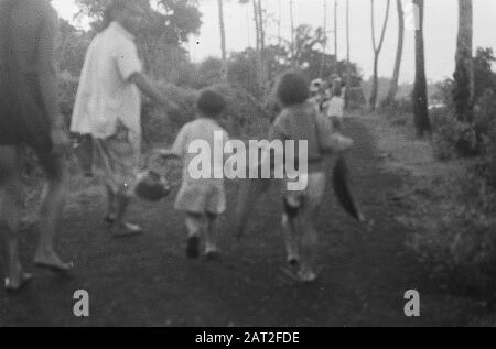 Garoet. Pattrolli di purificazione. Garut Cinese: I cittadini cinesi, nascosti in una casa da campeggio dal TNI, sono trovati dalla pattuglia di purificazione e trasportati in aree più sicure. Date: Ottobre 1947 Location: Indonesia, Dutch East Indies Foto Stock