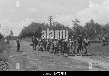 Garoet. Pattrolli di purificazione. Garut Cinese. Un gruppo di civili o lavoratori cammina lungo una strada con un esercito olandese Data: Ottobre 1947 Località: Indonesia, Indie orientali olandesi Foto Stock