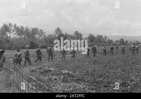 Garoet. Pattrolli di purificazione. Garut Cinese. Patrol di purificazione ancora sulla strada attraverso la dessa Data: Ottobre 1947 luogo: Indonesia, Indie orientali olandesi Foto Stock