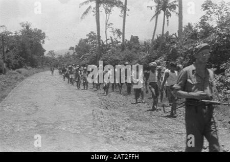 Garoet. Pattrolli di purificazione. Garut Cinese. Un grande gruppo di civili o lavoratori guidati da un esercito olandese Data: Ottobre 1947 luogo: Indonesia, Indie orientali olandesi Foto Stock