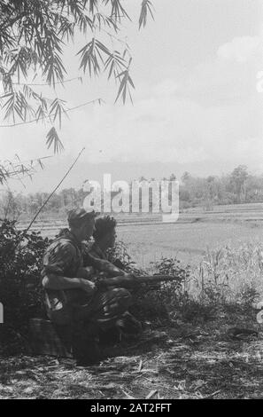 Garoet. Pattrolli di purificazione. Garut Cinese. La pattuglia di purificazione di nuovo sulla strada attraverso l'essa. Due soldati osservarono un campo di riso Data: Ottobre 1947 luogo: Indonesia, Indie orientali olandesi Foto Stock