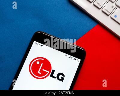 In questa illustrazione della foto, il logo LG viene visualizzato su uno smartphone Foto Stock