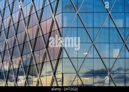 Dettagli di metall grattacielo di vetro a Tallinn al tramonto Foto Stock