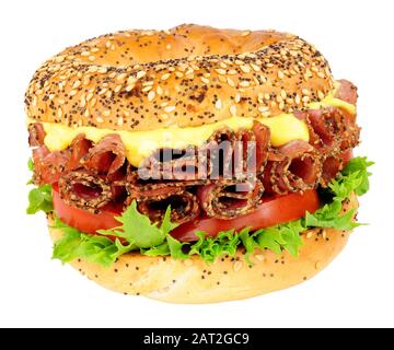 Sandwich di salame pepato e bagel di insalata isolato su sfondo bianco Foto Stock