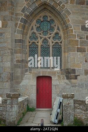 Ingresso alla cattedrale cattolica in stile gotico Foto Stock