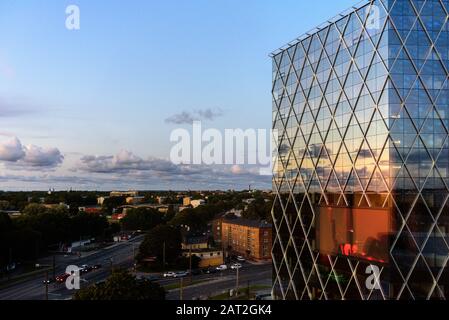 Dettagli di metall grattacielo di vetro a Tallinn al tramonto Foto Stock