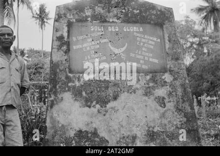 Grande East Soli Deo Gloria Memorial Stone. I primi missionari della Nuova Guinea olandese. C. W. Ottow e J.G. Geisler atterrò qui il 5 febbraio 1855/Vendita Beponsoeja ro soep orne C.W. Ottow ma J.G. Geisler Soe Saboe ro Mobine ro 5 Febbraio 1855 Annotazione: L'ubicazione è l'isola di Mansinam a Dorehbaai (Manokwari, Nuova Guinea). La targa fa ora parte di un monumento. Vedi Etnohistori.org/Database/Audio-Visual/Esai-Photo-Pulau-Mansinam Data: 10 Novembre 1947 Località: Indonesia, Indie Orientali Olandesi, Nuova Guinea Foto Stock