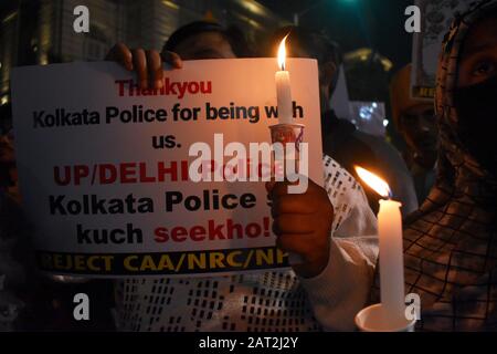 Popoli e studenti comuni stanno tenendo cartelli e candele durante un raduno di protesta contro il Registro Nazionale Dei Cittadini (NRC) a Calcutta, India. Foto Stock