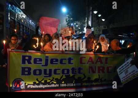 Popoli e studenti comuni stanno tenendo cartelli e candele durante un raduno di protesta contro il Registro Nazionale Dei Cittadini (NRC) a Calcutta, India. Foto Stock