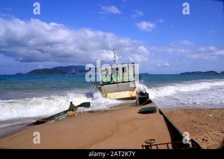 Nel dicembre 2019 una chiatta del traghetto che porta il numero KH-98668-TS deviato ed è stato lavato nella spiaggia di Nha Trang alla località balneare di Nha Trang in Vietnam, Asia sudorientale, Indochina, Asia, ed è ancora bloccata sulla sabbia ad est di via di Tran Phu, Nha Trang, il 29 gennaio 2020. Foto Stock
