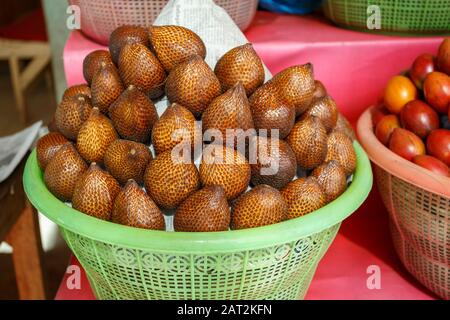 Salak Bali o Snake Fruit in cesto di plastica, Bali, Indonesia. Foto Stock