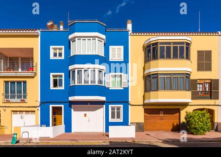 Minorca, Spagna - 14 ottobre 2019: Colorata architettura di Ciutadella de Menorca Foto Stock