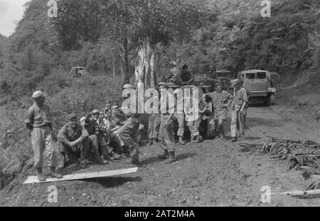 2nd Field Company Army Genie Gekbrong Soekaboemi Genists durante una pausa durante la riparazione di una strada, Data: Settembre 1947 Località: Indonesia, Indie Orientali Olandesi Foto Stock