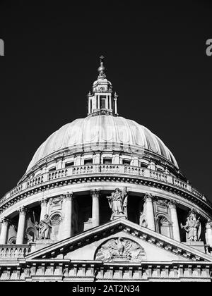 Paesaggio bianco e nero della Cattedrale di St Pauls, City of London, England, UK, GB. Foto Stock