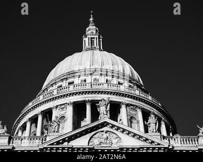 Paesaggio bianco e nero della Cattedrale di St Pauls, City of London, England, UK, GB. Foto Stock