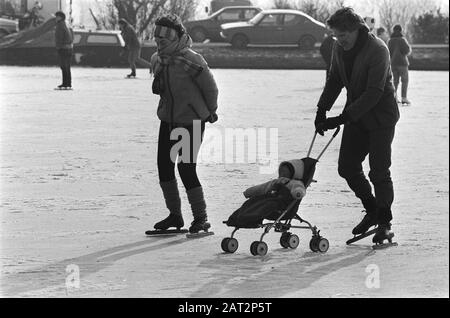 Pattinare a Broek in Waterland Famiglia sul pattino Data: 9 febbraio 1986 luogo: Pantaloni in Waterland, Noord-Holland Parole Chiave: Ghiaccio, passeggini, pattinaggio, inverno, sport invernali Foto Stock