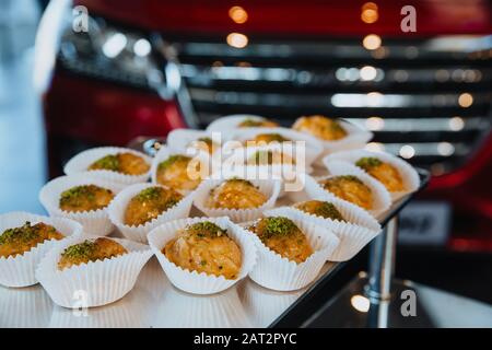 Baklava tradizionale su un tavolo bianco. Baklava tradizionale su un tavolo bianco. Il dessert più delizioso. Foto Stock