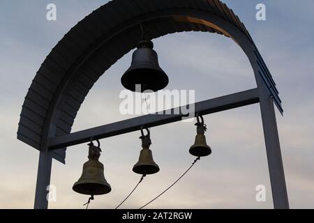 Silhouette di campane della chiesa contro il cielo della sera. Religione Foto Stock