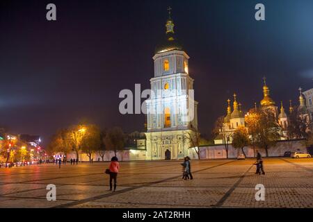 Kiev, Ucraina - 19 ottobre 2017: Piazza Sofia - una delle zone più antiche del centro e di Kiev Foto Stock