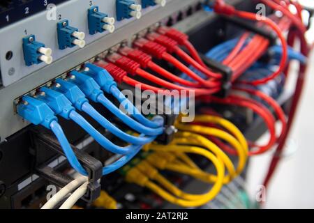 Switch di rete e cavi Ethernet UTP. Elettronica Foto Stock