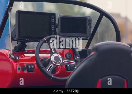 Cruscotto e volante di un motoscafo. Trasporto Foto Stock