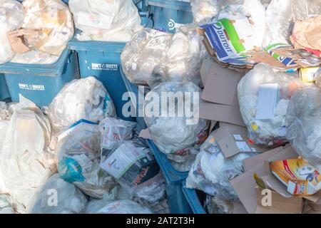 Durban- Sud Africa-Gennaio 2020- una vista ravvicinata di borse e sacchetti di rifiuti domestici Foto Stock