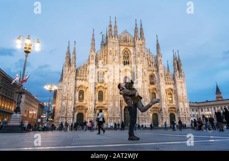 Giovane coppia romantica che abbraccia di fronte al Duomo, Milano, Italia Foto Stock