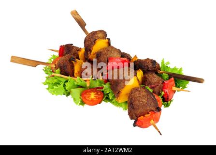 Polpette di manzo alla griglia e kebab di pepe dolce su spiedini di legno con insalata fresca isolata su sfondo bianco Foto Stock