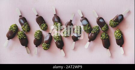 Gelato al cioccolato a base di piatti con glassa al pistacchio Foto Stock