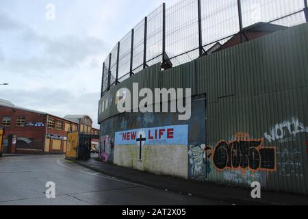 Belfast, Irlanda. 29th Gen 2020. Un cosiddetto muro di pace o linea di pace separa le aree residenziali protestanti e cattoliche sulla North Howard Street di Belfast. Credit: Christoph Driessen/Dpa/Alamy Live News Foto Stock