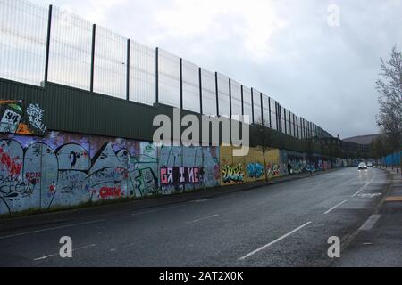 Belfast, Irlanda. 29th Gen 2020. Un cosiddetto muro di pace o linea di pace separa le aree residenziali protestanti e cattoliche sulla North Howard Street di Belfast. (Per tornare Alla Violenza? I protestanti dell'Irlanda del Nord odora 'tradimento') credito: Christoph Driessen/dpa/Alamy Live News Foto Stock