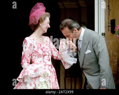 Raine, la contessa Spencer - Raine de Chambrun e il conte Jean-Francois Pineton de Chambrun il giorno del loro matrimonio, Inghilterra. Foto Stock