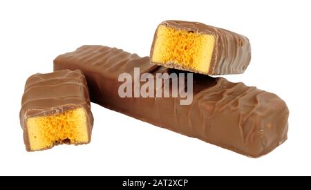 Barrette di caramella a nido d'ape ricoperte di cioccolato isolate su sfondo bianco Foto Stock