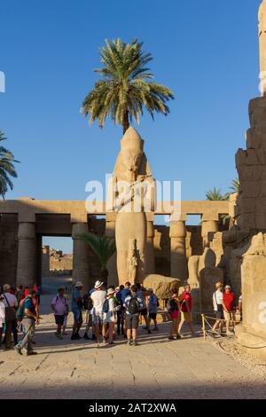 Gruppo di turisti alla statua di pharao Foto Stock