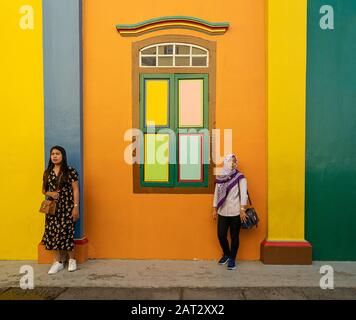 Singapore. Gennaio 2020. Turisti di fronte alle case Colorate nel quartiere Little India Foto Stock