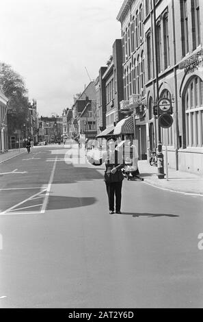 Grote Markt a Haarlem chiuso per tutto il traffico Data: 20 giugno 1966 Località: Haarlem Foto Stock