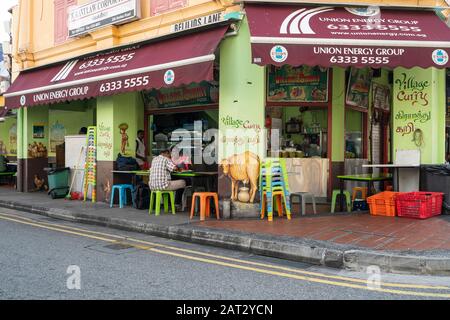 Singapore. Gennaio 2020. Persone sedute al bar per le strade di Little India. Foto Stock