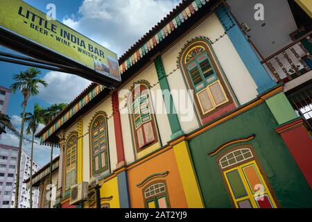 Singapore. Gennaio 2020. Case colorate nel quartiere Little India Foto Stock