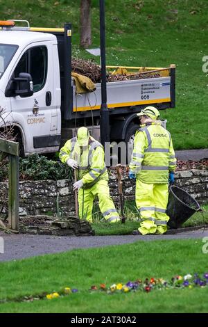 Cormac massa di lavoratori di manutenzione azzerando il flusso che scorre attraverso Trenance Gardens a Newquay in Cornovaglia. Foto Stock