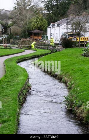 Un ruscello che scorre attraverso i Giardini di Trenance a Newquay in Cornovaglia. Foto Stock