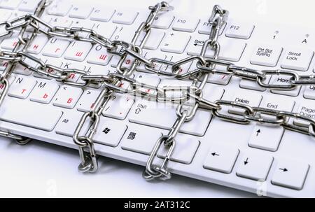 Tastiera bloccata in catena. Concetto di libertà su Internet Foto Stock
