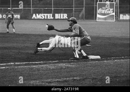Haarlem settimana di baseball, Cuba contro i Paesi Bassi; Arnold Smit fa scivolare testa-prima alla prima base Data: 21 agosto 1978 Località: Cuba, Haarlem Parole Chiave: Baseball, nome Della Persona sportiva: SMIT Arnold Foto Stock