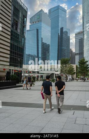 Singapore. Gennaio 2020. Persone che camminano tra i grattacieli di Raffles Square Foto Stock