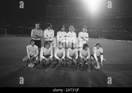 Benfica contro Ajax, risultati 0-0 semifinale Europacup 1, Presentazione team Ajax prima della gara, in piedi: Stuy, Hulshoff, Suurbier, Blankenburg, Krol, seduto: Cruijff, Haan, Swart, Neeskens, Mühren, Imperatore Data: 19 aprile 1972 Parole Chiave: Sport, calcio, calciatori Nome personale: Blankenburg, Horst, Cruijff, Johan, Haan, Arie, Hulshoff, Barry, Keizer, Piet, Krol, Ruud, Muhren, Gerrie, Neeskens, Johan, Stuy, Heinz, Suurbier, Wim, Swart, Swart, Sjaak Foto Stock