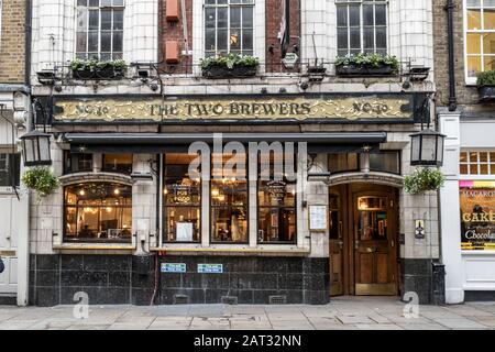 Londra / Regno Unito - 28 Novembre 2019: Greene King'S The Two Brewers Pub Su Monmouth Street, Vicino A Seven Dial A Covent Garden, Londra. Greene King è la bugna del Regno Unito Foto Stock