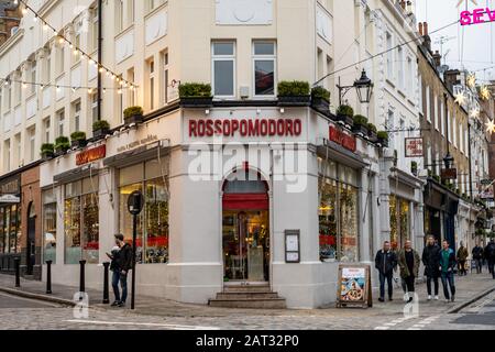 Londra / Regno Unito - 28 novembre 2019: Ristorante Rossopomodoro su Monmouth Street a Covent Garden. Rossopomodoro è una catena di ristoranti italiani per pizza, headquar Foto Stock