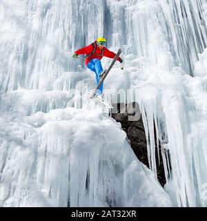 salto con gli sci su una cascata ghiacciata Foto Stock